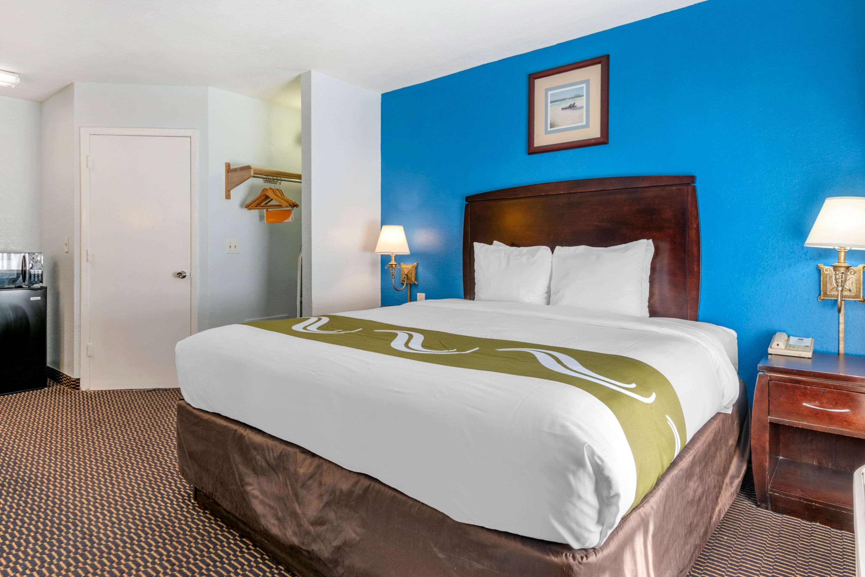 ROOM, KING BED