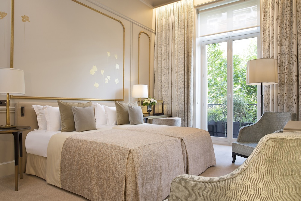 DELUXE, DOUBLE OR TWIN BED