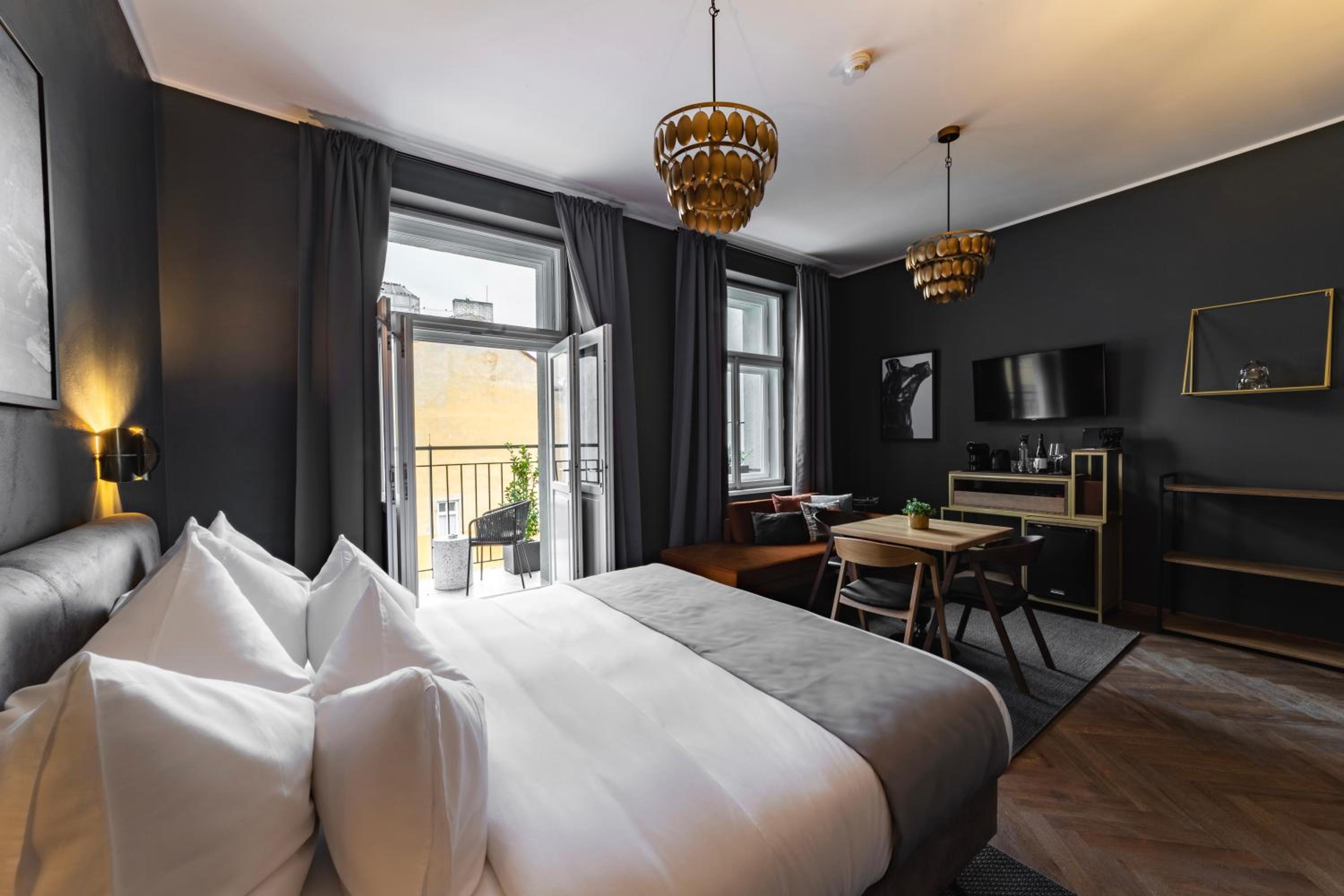 ROOM, DOUBLE BED