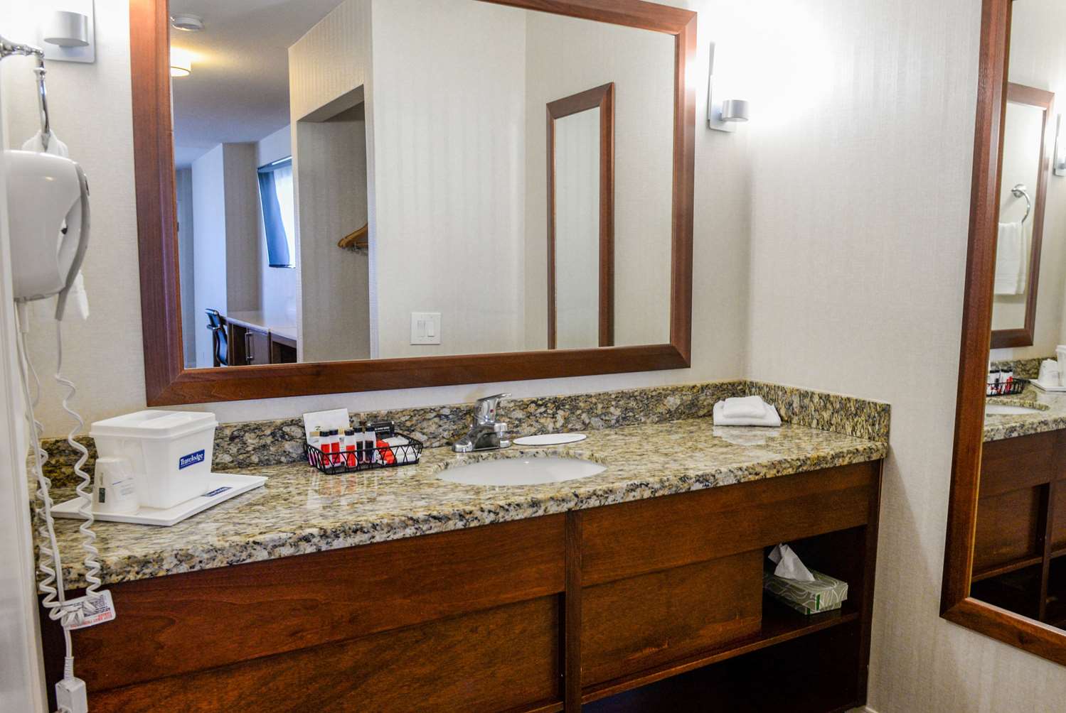 Travelodge by Wyndham Culver City 48/52