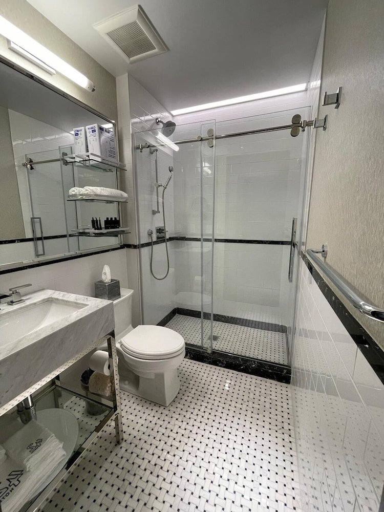 Hotel 42 46/48