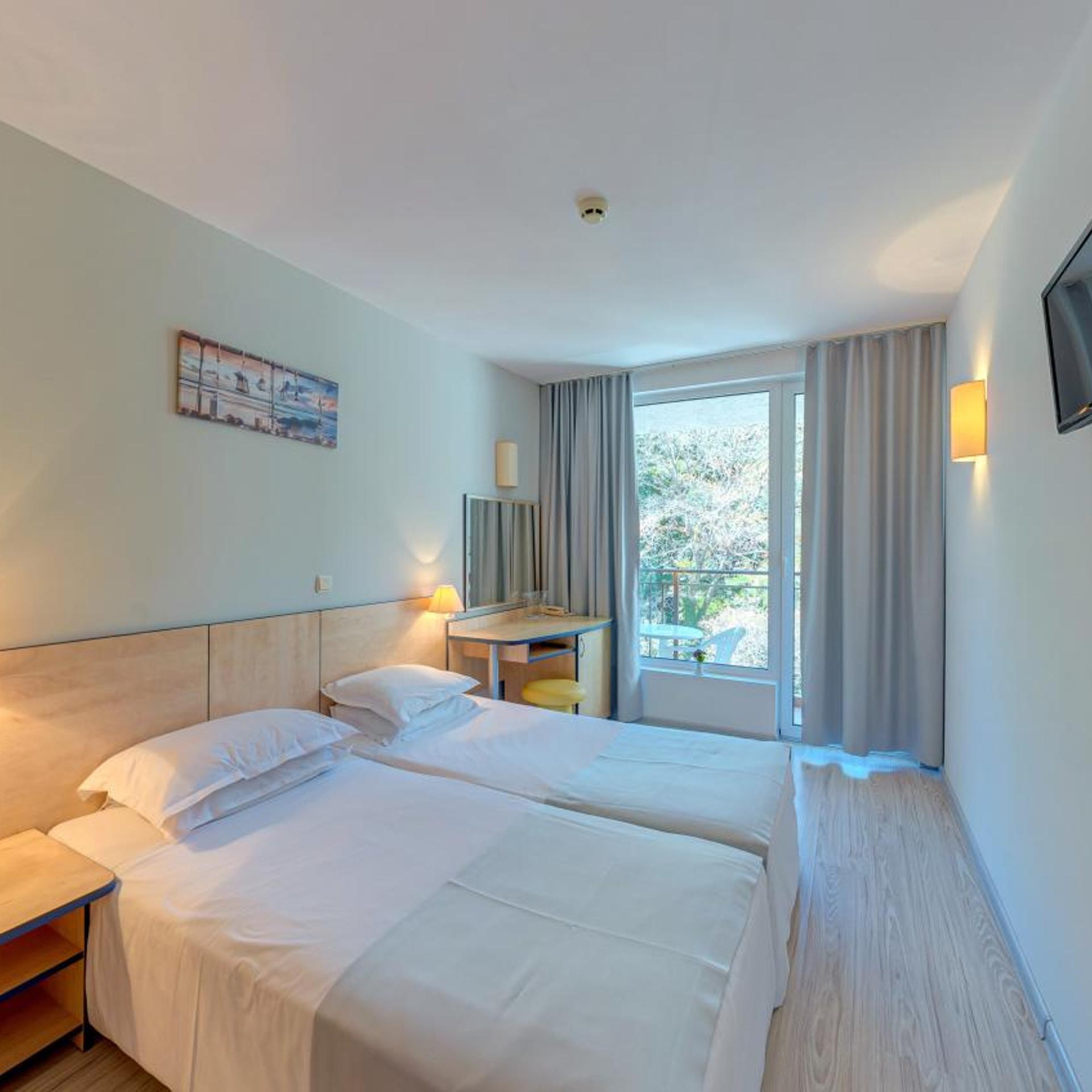 غرفة بسريرين منفصلين بشرفة، Madara Park Hotel 4/8