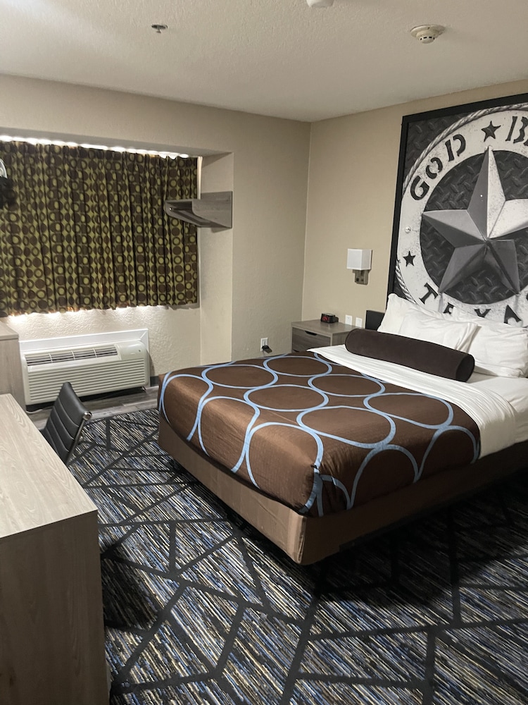 Standard, Queen Bed, Super 8 by Wyndham San Antonio Downtown NE 2/5