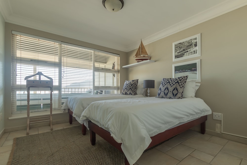 Dutton's Cove Guesthouse 3/50