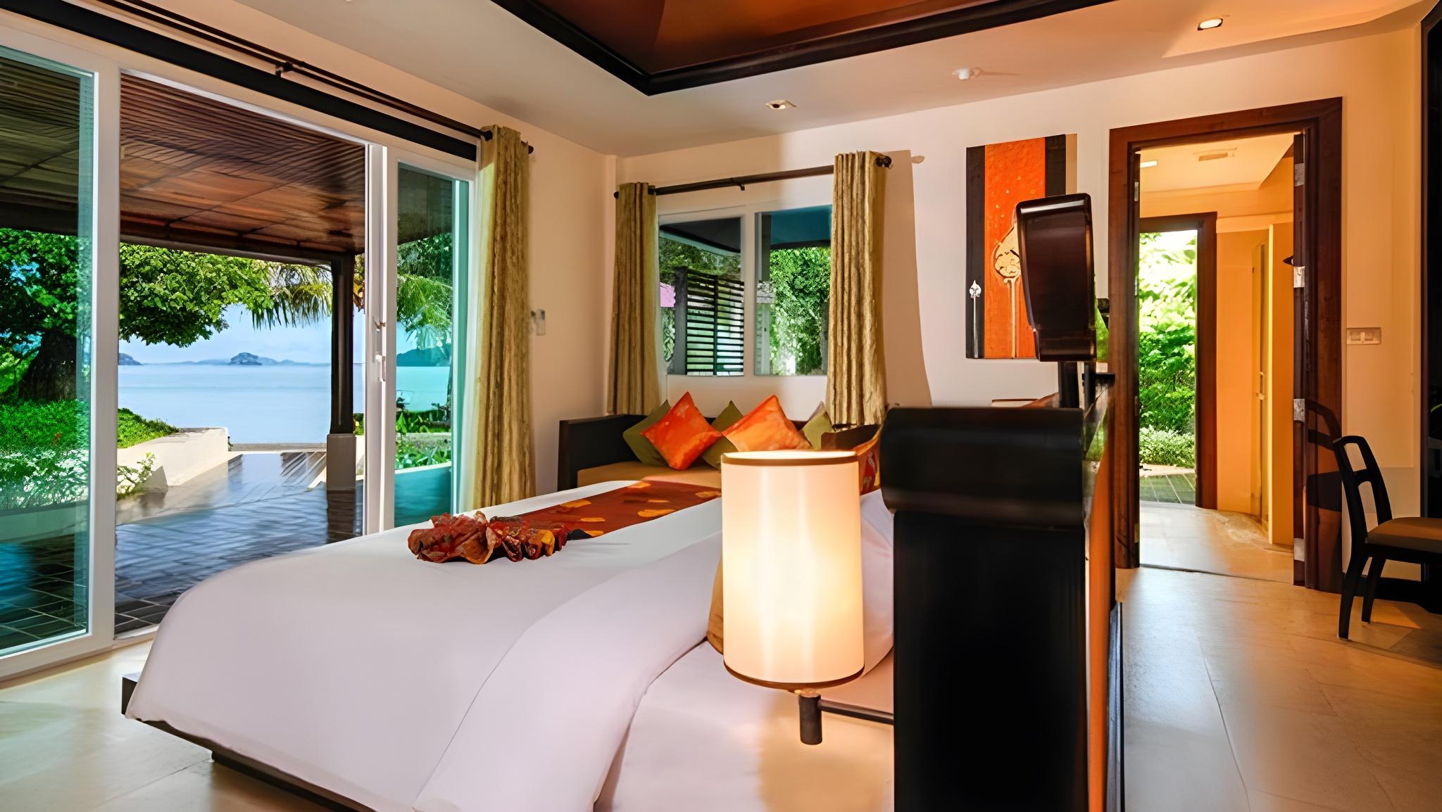 Pool, Villa, Queen Bed, Beach Front