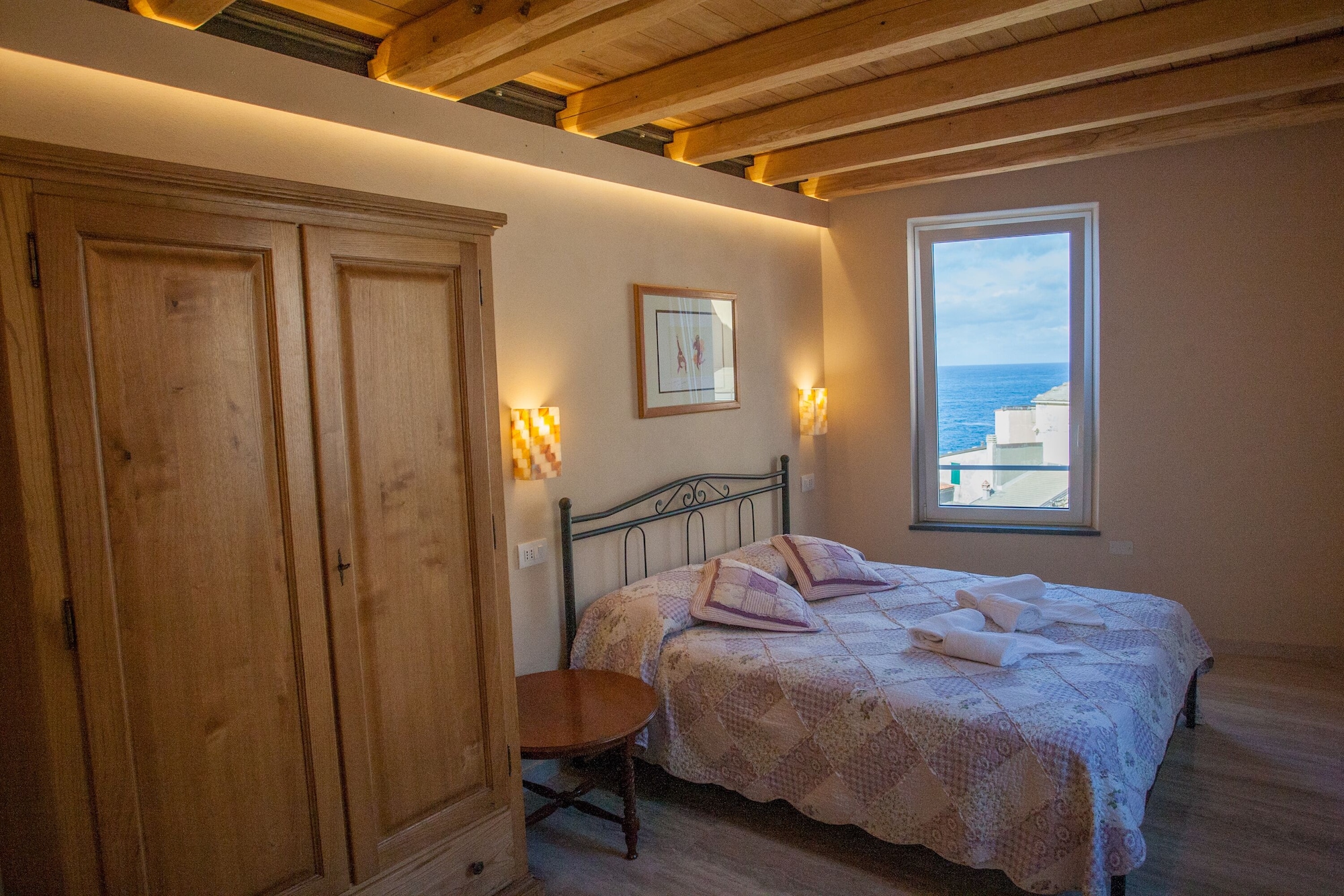 DELUXE, QUEEN BED, SEA VIEW
