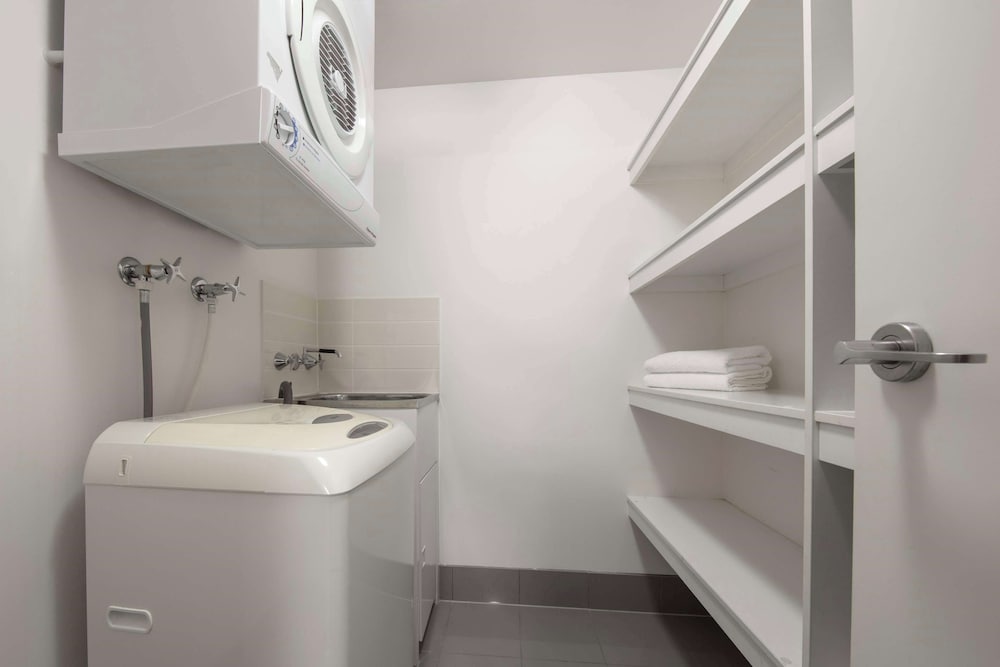 Oaks Brisbane on Charlotte Suites 42/43