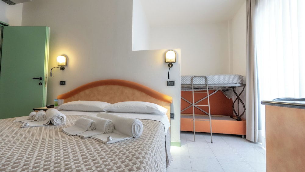 ROOM, QUADRUPLE, PARTIAL SEA VIEW