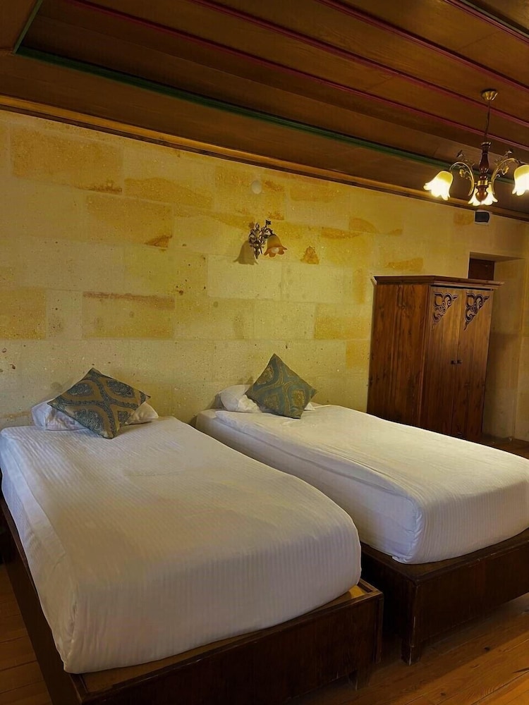 Economy, Twin Beds, Empire Cave Hotel 2/3