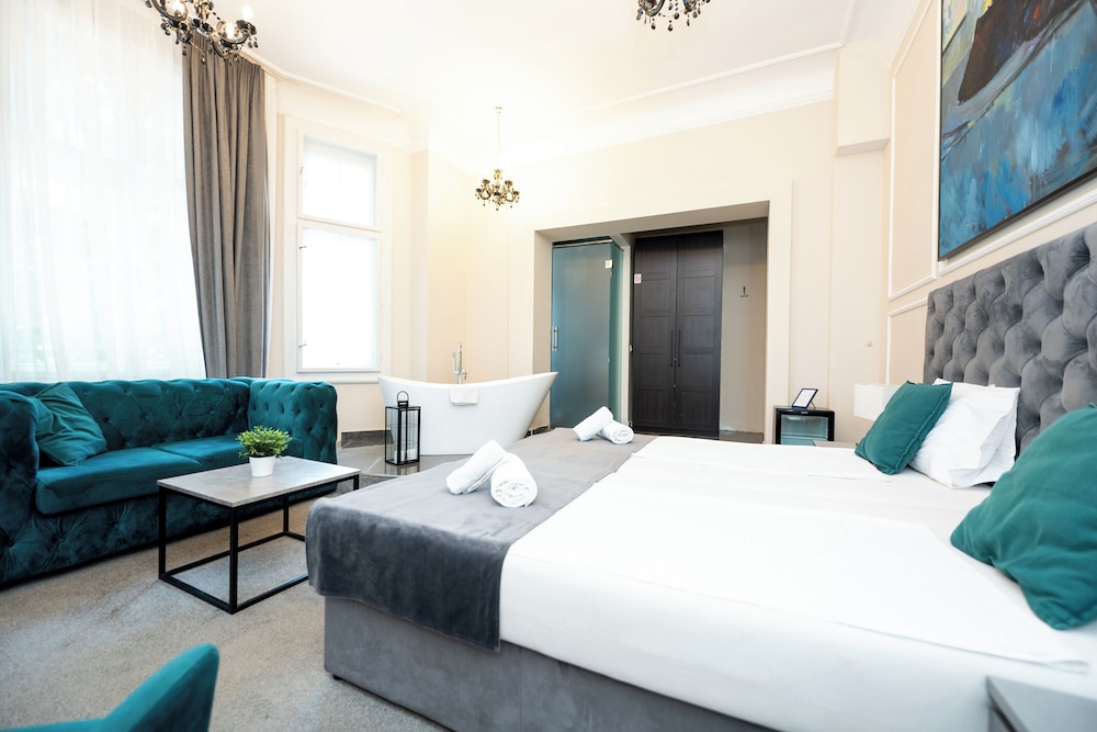Kings Palace Suites 26/50