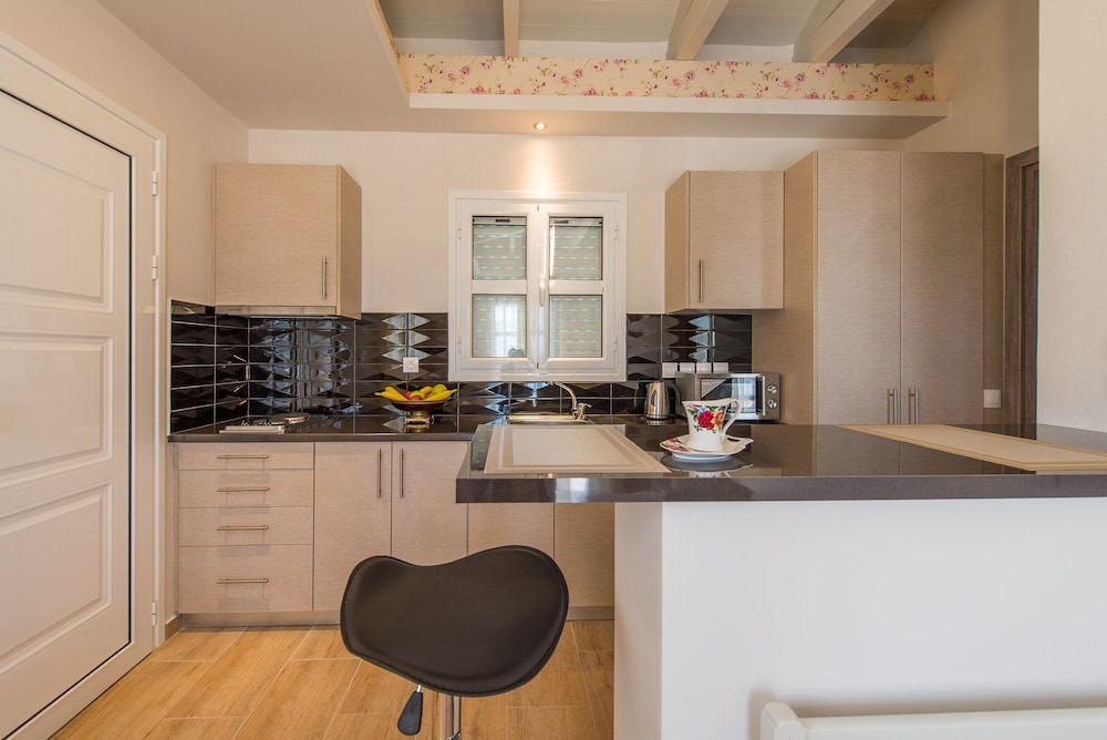 Aeolos Boutique Hotel & Suites 49/65