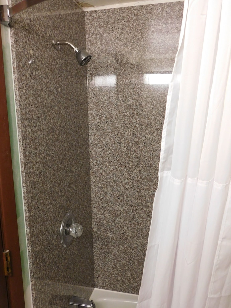 Days Inn by Wyndham West Branch Iowa City Area 22/42