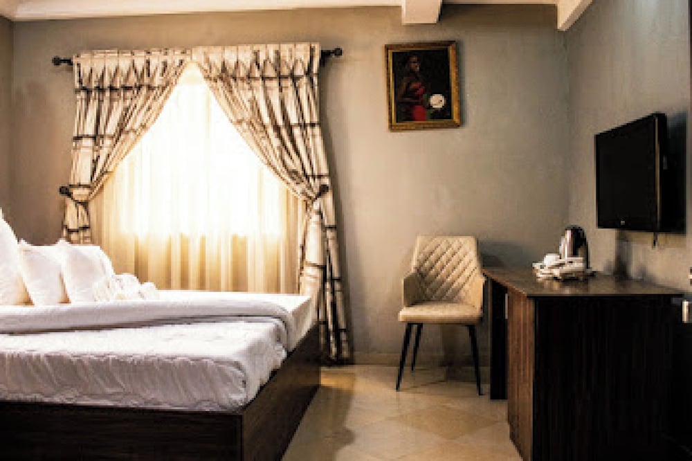 Oragon Hotel and Suites 17/46