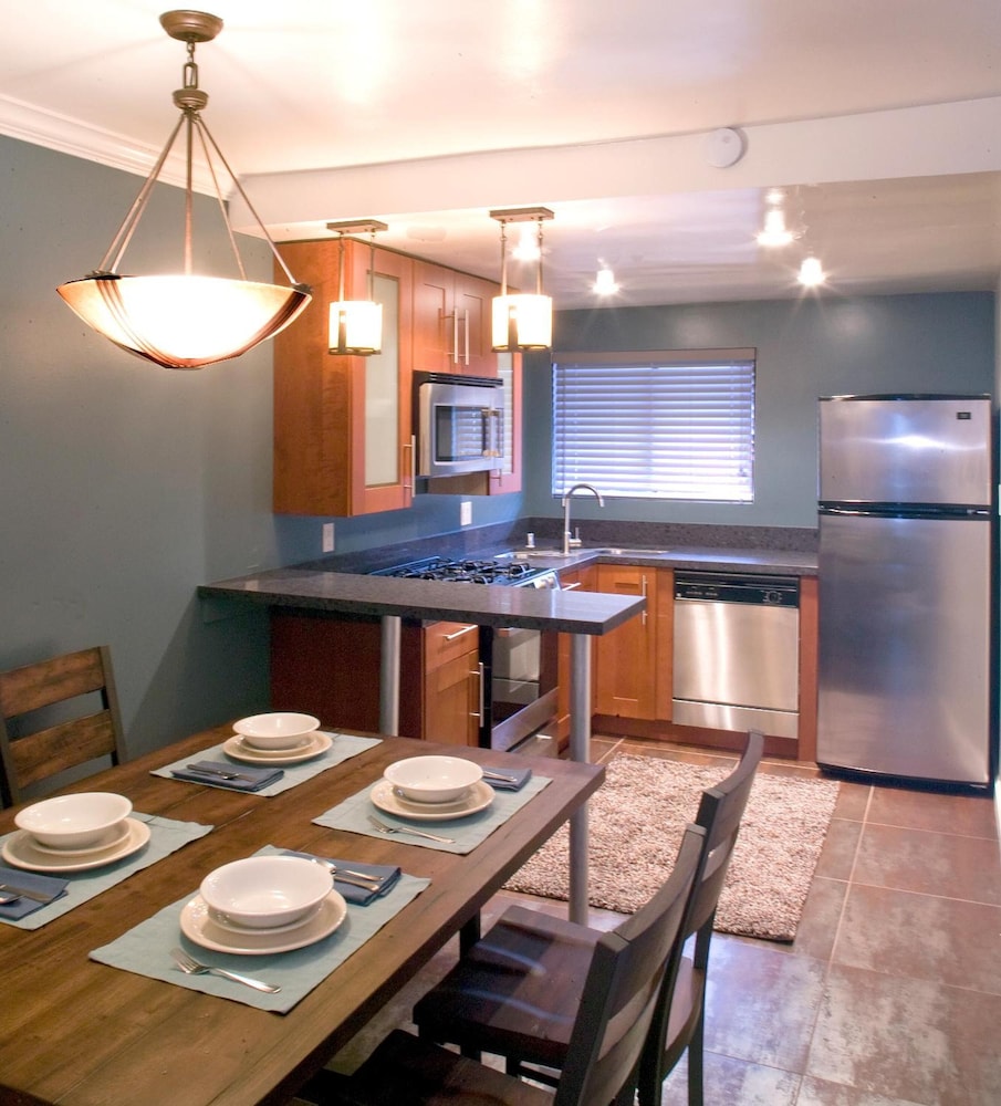 Oceanside Marina Suites 28/43