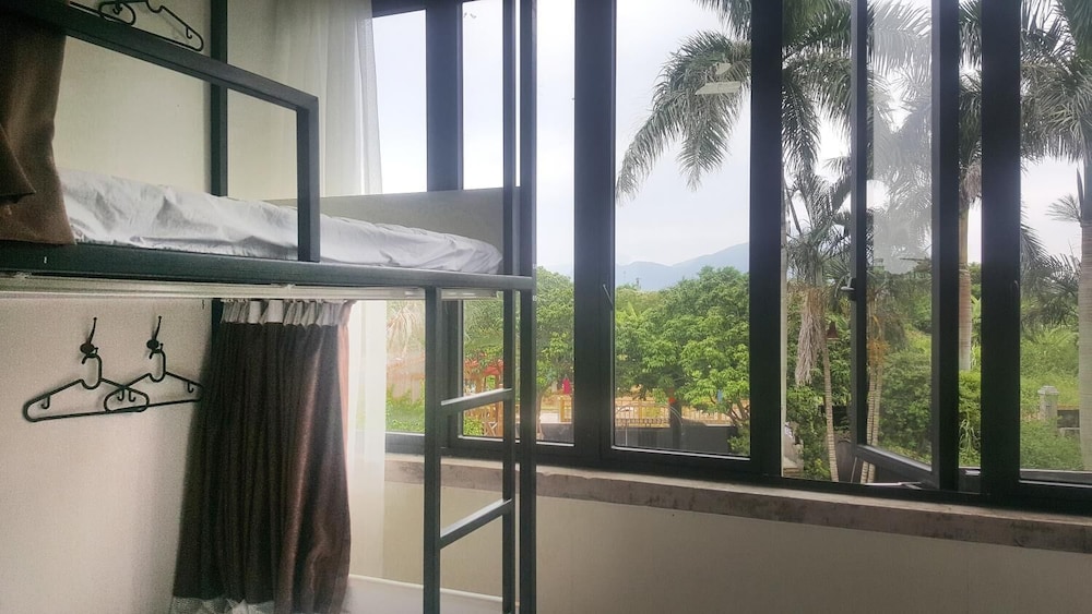 Houselet Hostel 10/40