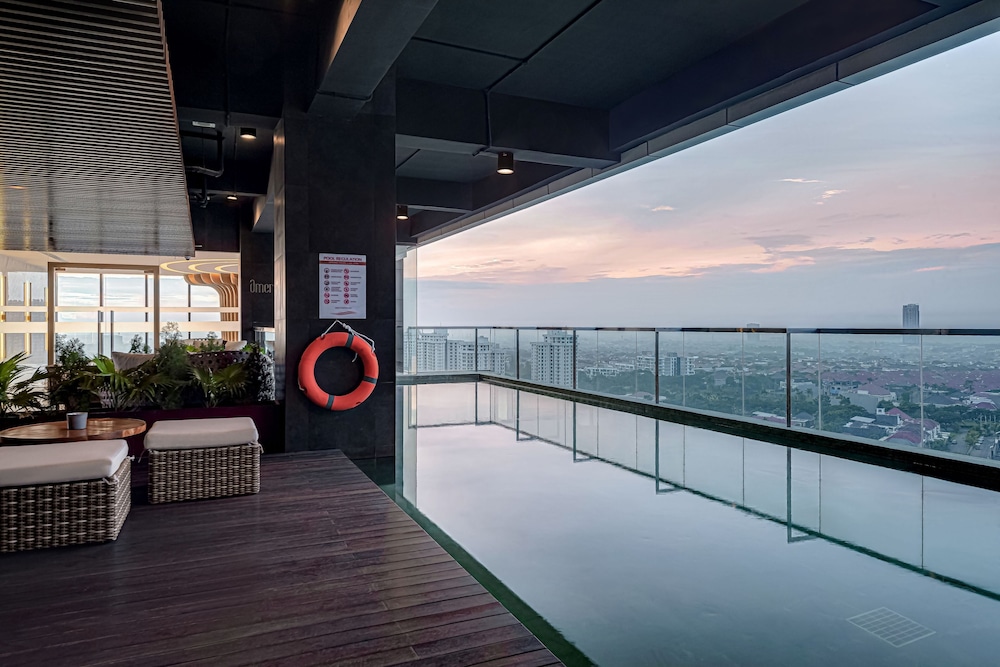 Whiz Luxe Hotel Spazio Surabaya 21/29