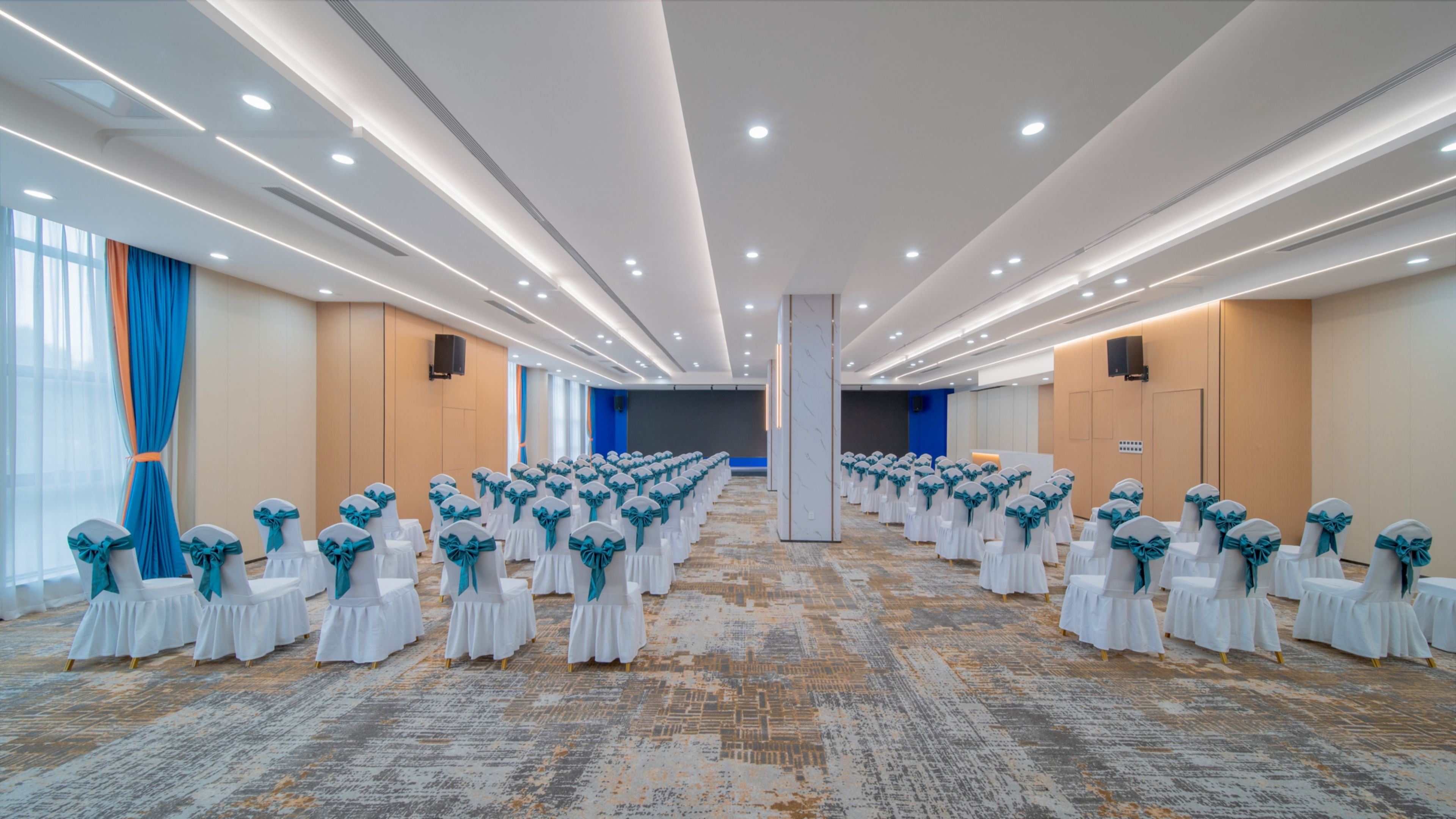 Holiday Inn Express Chongqing University Town 45/55