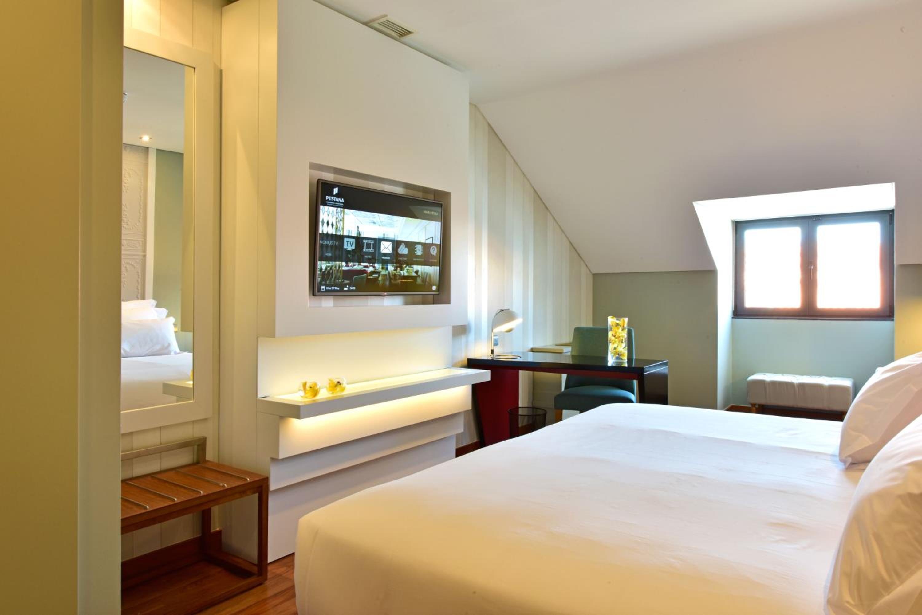 Mezzanine, Suite, King Bed