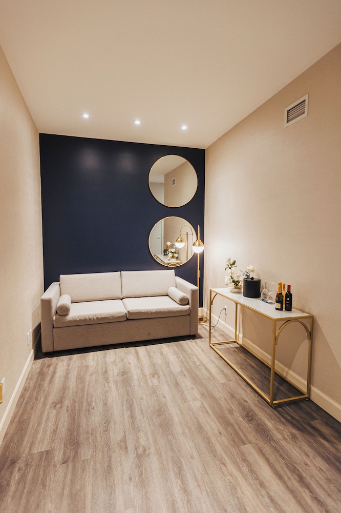 Upgrade, Suite, Queen Bed, Sofa, Hotel Royal William Ascend Hotel Collection 8/10
