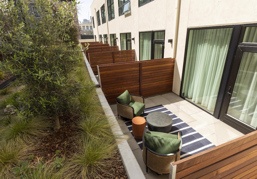 Urban, King Bed, Terrace، Kissel Uptown Oakland, in the Unbound Collection by Hyatt 8/10