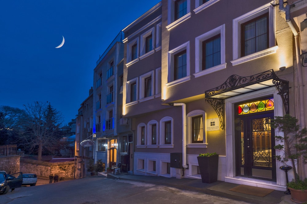 Four Doors Hotel 46/49