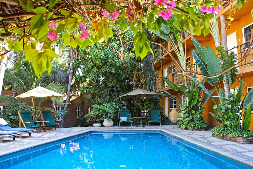 The Bungalows Hotel 40/50