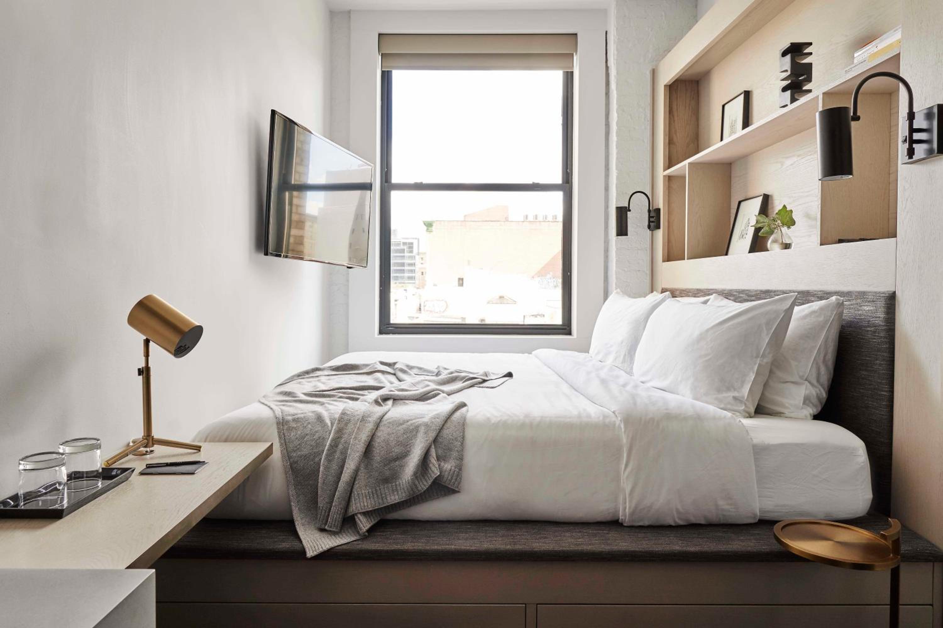 ROOM, KING BED, CITY VIEW