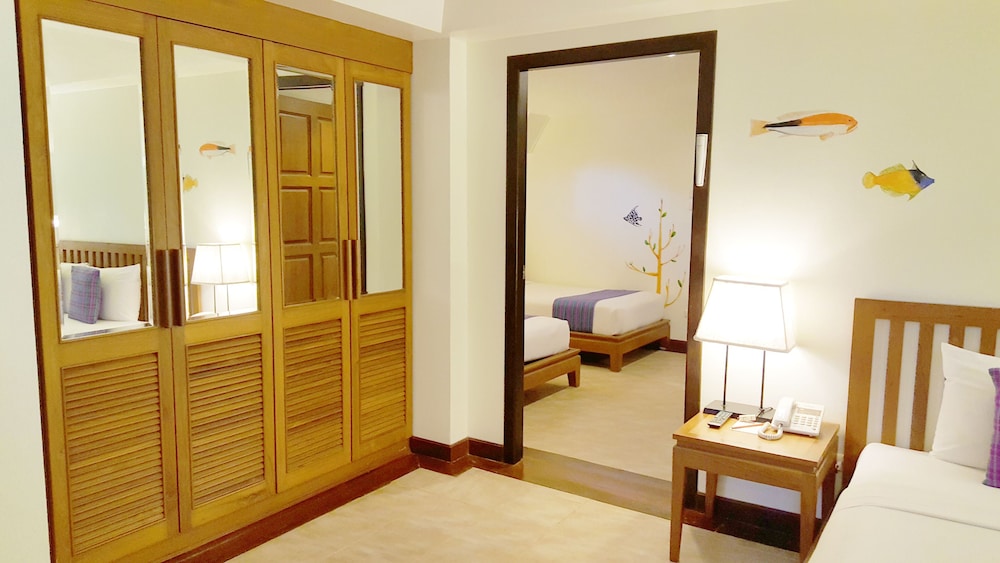 Birds & Bees Resort 31/68