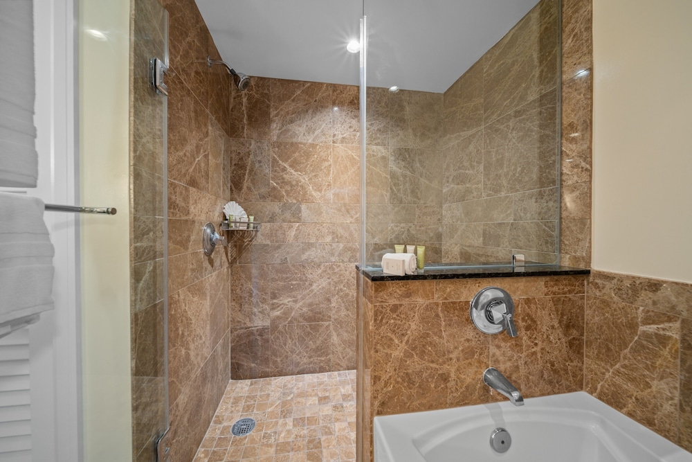 3 Bedrooms, Hokulani, Suite, 3 King Beds, Ocean View, 3 Bathrooms, Sofa، OUTRIGGER Honua Kai Resort & Spa 5/10
