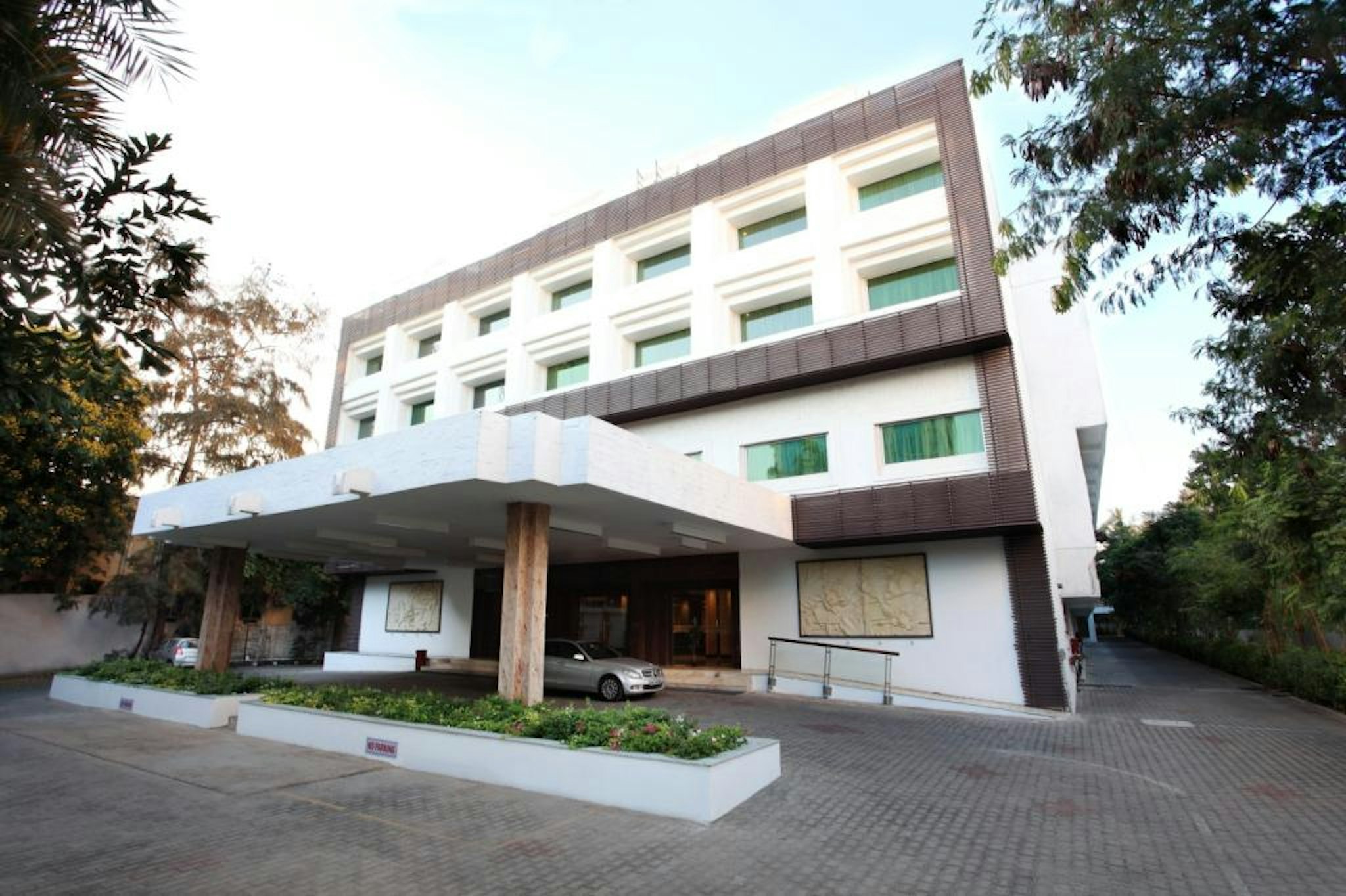 Hotel Abu Sarovar Portico 2/15