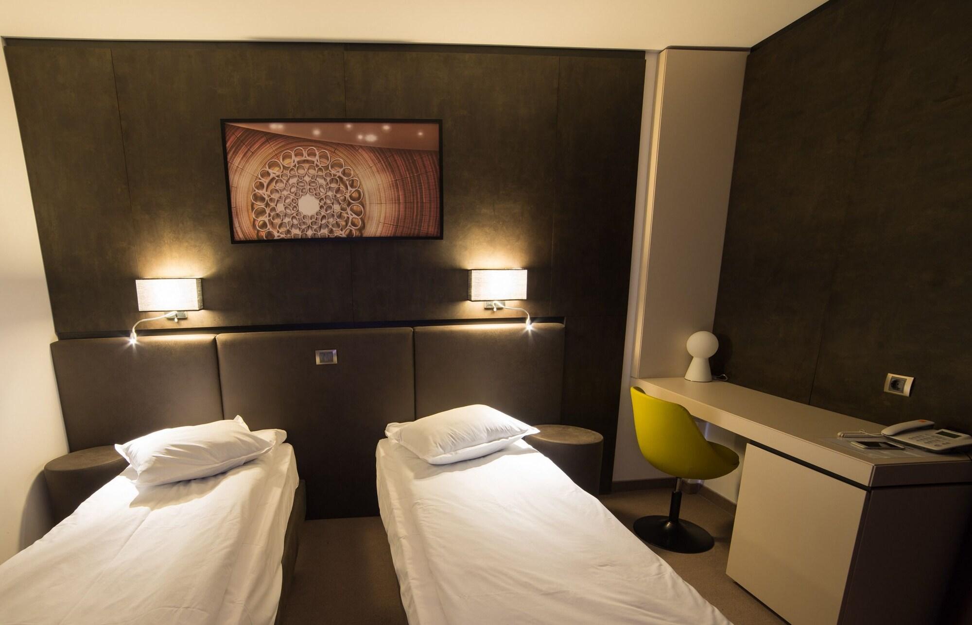 Hotel Lux Divina 10/18