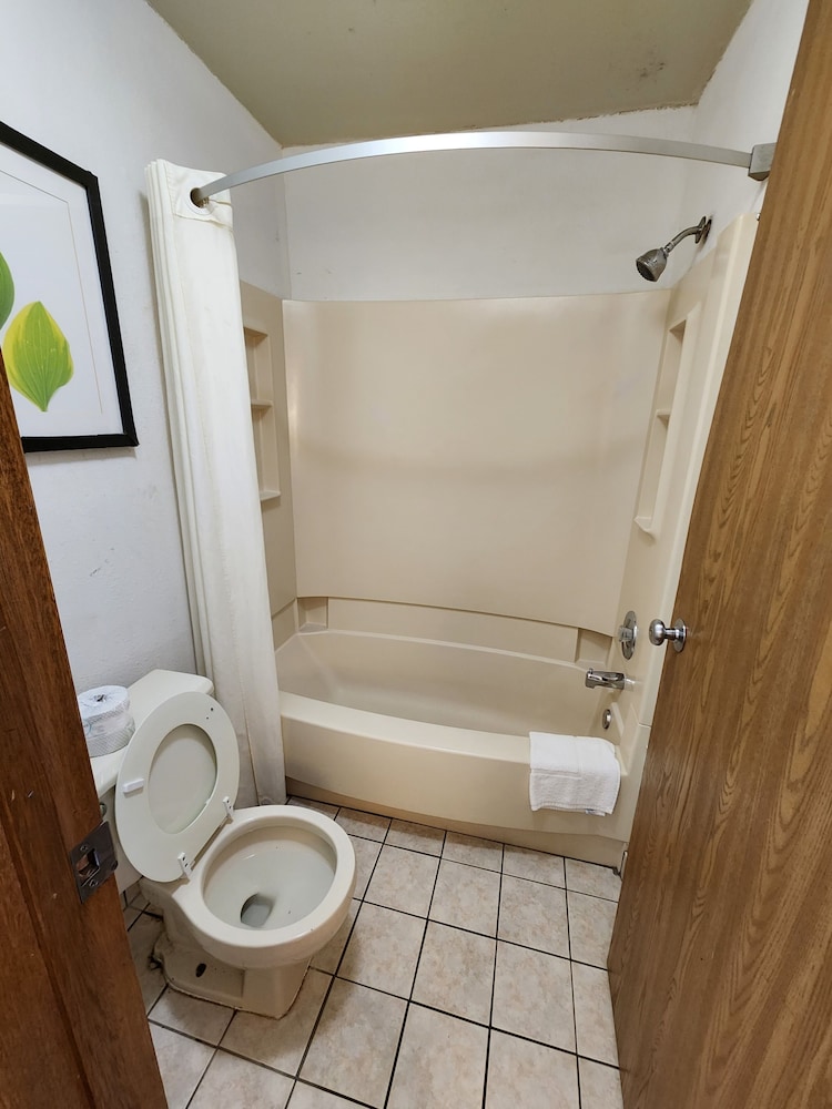 WestSpring Inn - Westlake Cleveland 33/36