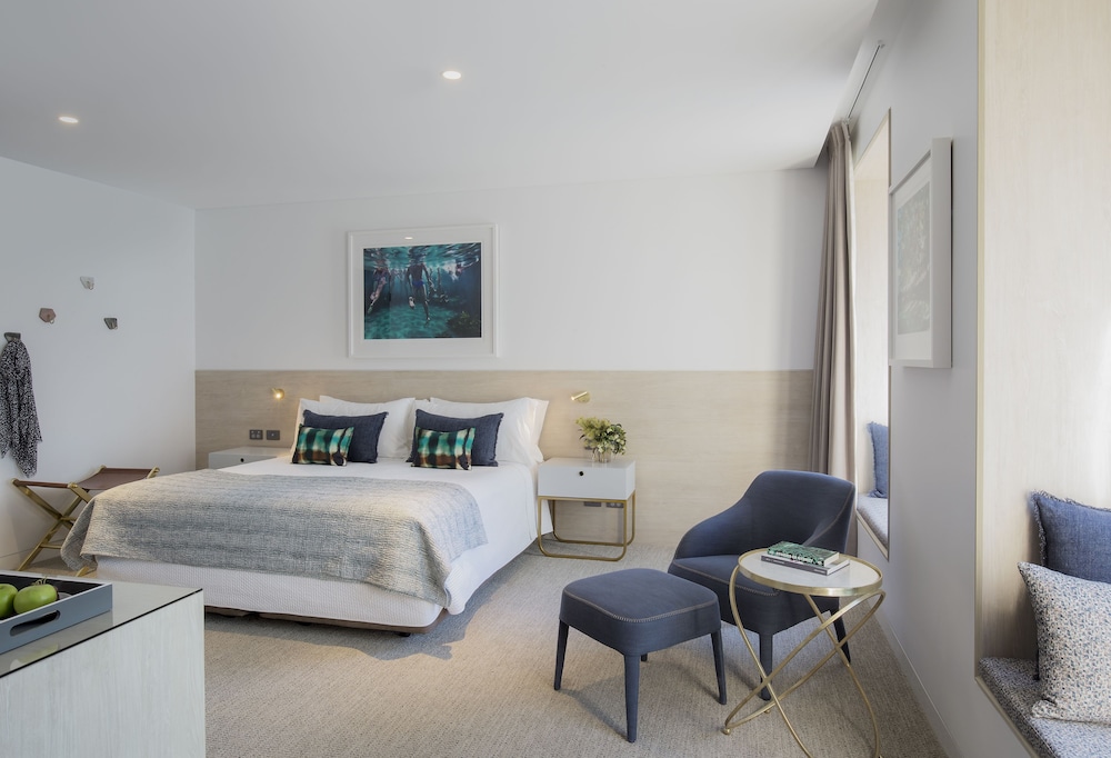 LUXURY, KING BED