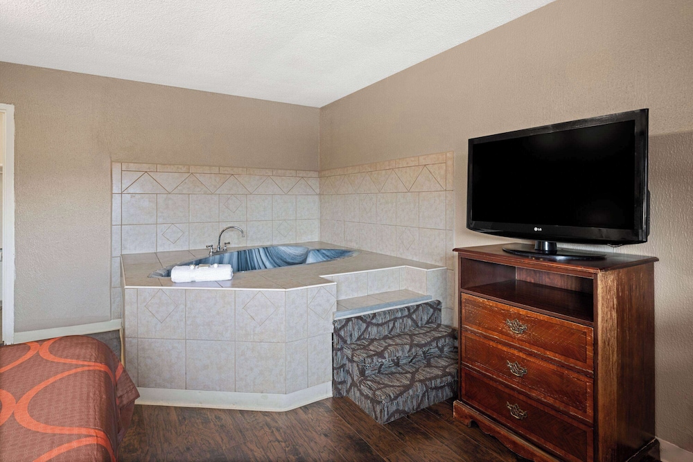 Super 8 by Wyndham Youngstown/Girard 20/26