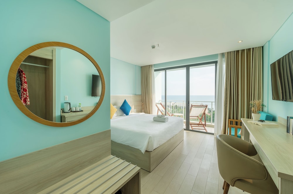 SUPERIOR, KING BED, POOL VIEW