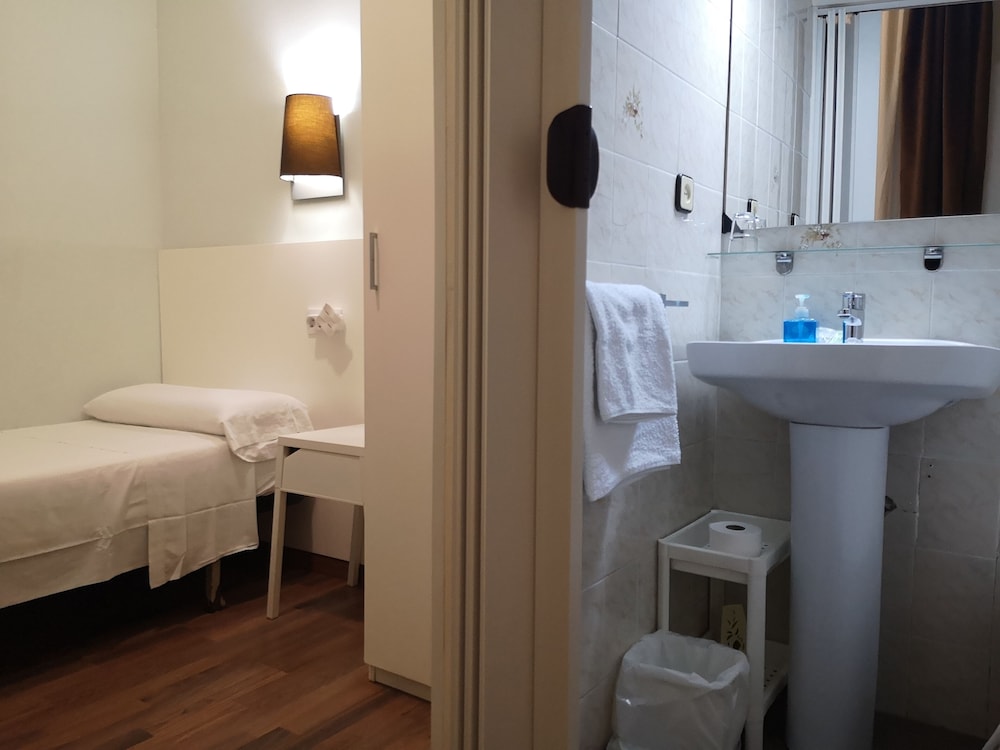 Hostal Lesseps 58/60