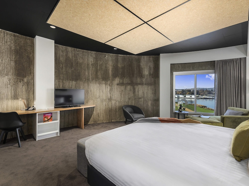 River, Deluxe, King Bed, Peppers Silo Launceston 2/10