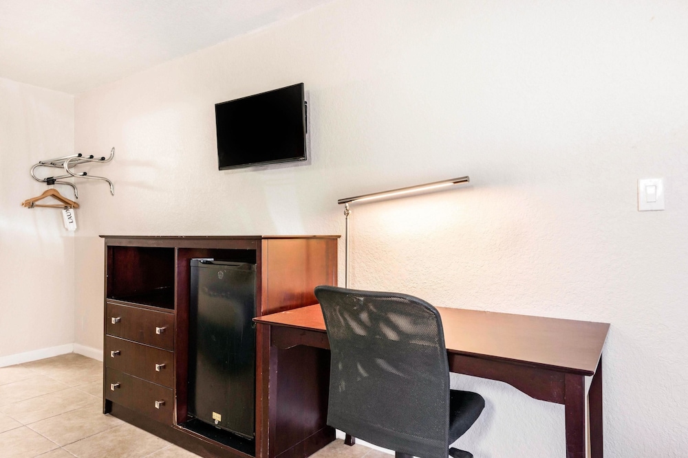Rodeway Inn and Suites Fort Lauderdale Airport and Cruise Port 38/50