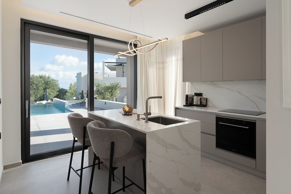 Kymothoe Elite Suites 17/97