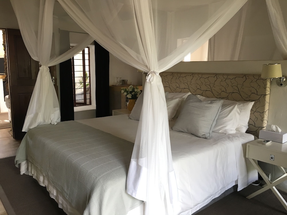 ROOM, DOUBLE BED