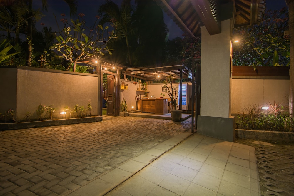 Bale Seminyak 12/16