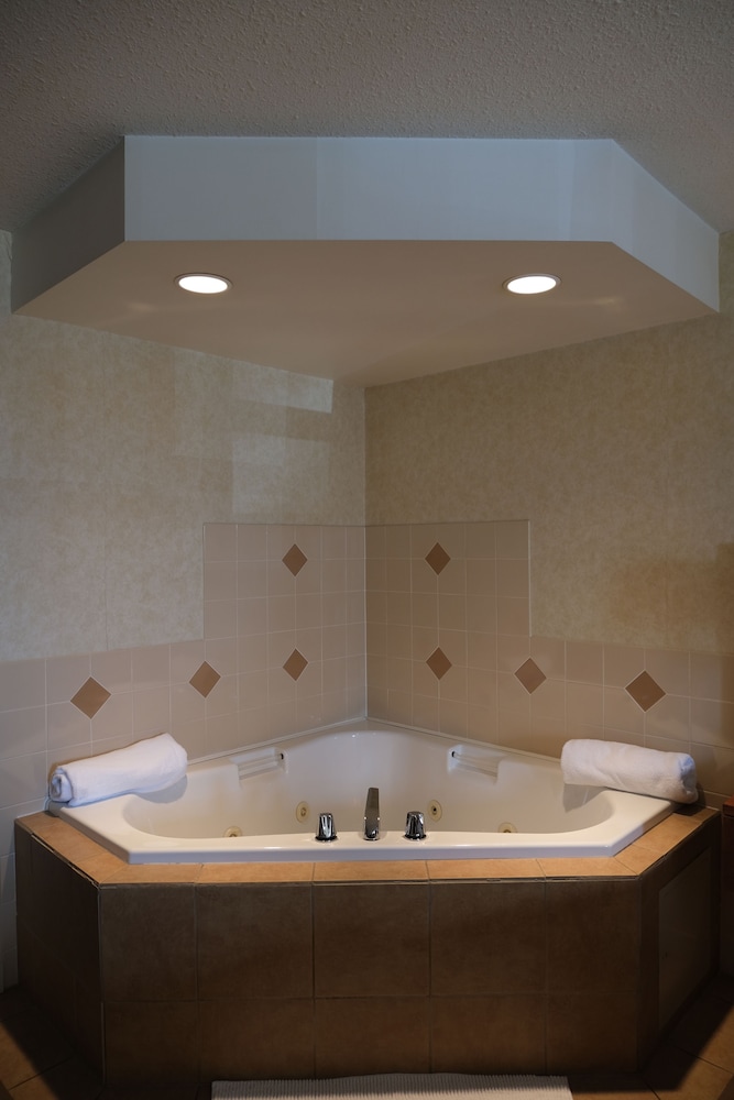 Rosslyn Inn & Suites, SureStay Collection by Best Western 48/48