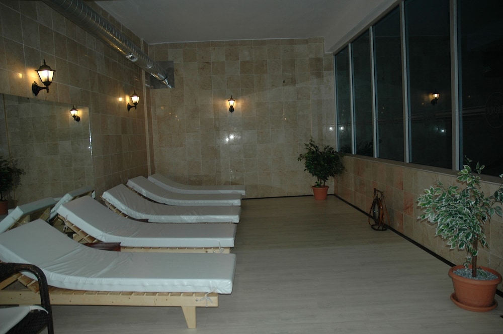 Arora Hotel 25/50