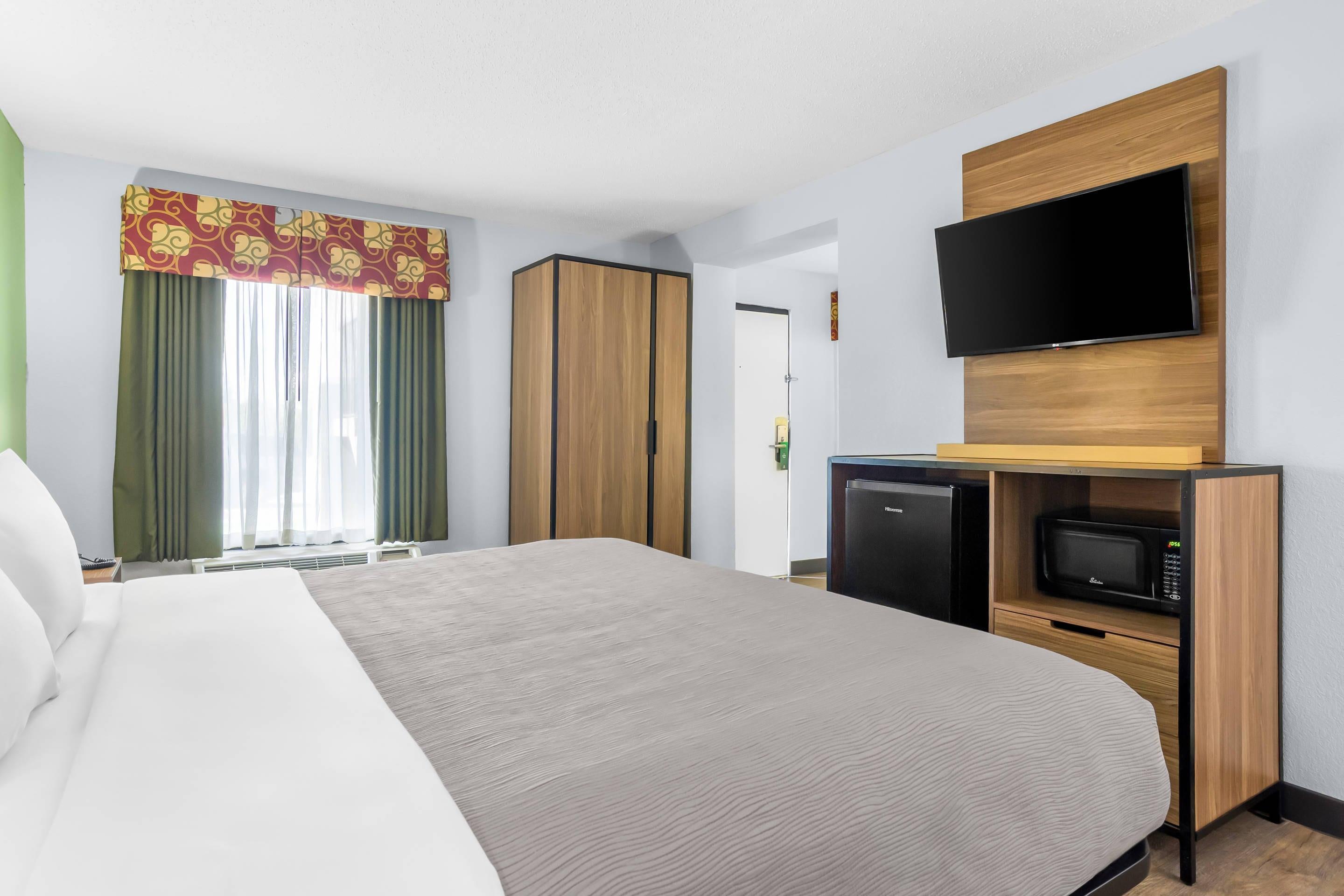 SUITE, KING BED