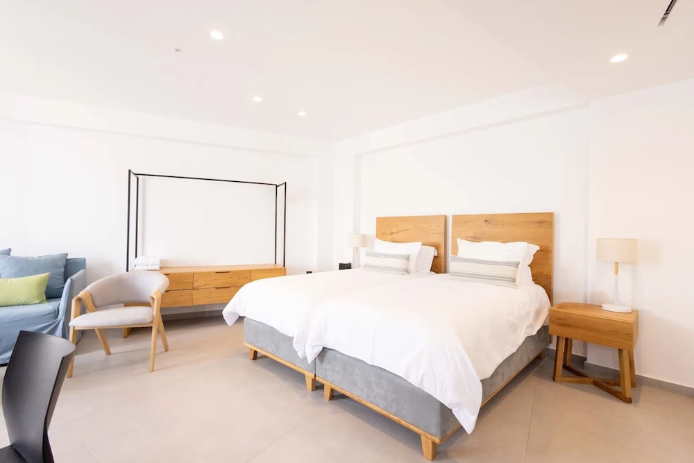 COURTYARD, COMFORT, FAMILY, QUEEN BED, SOFA