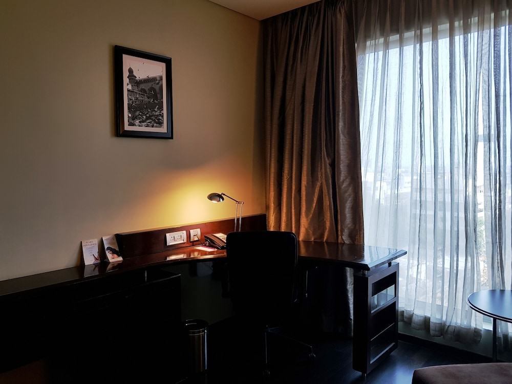 Vivanta Hyderabad, Begumpet 40/55