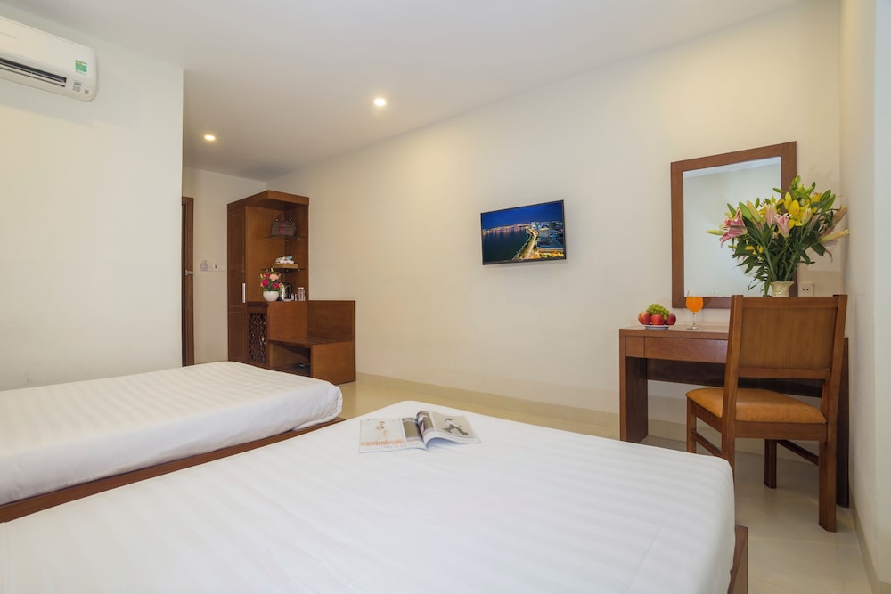 Golden Light Hotel 25/51