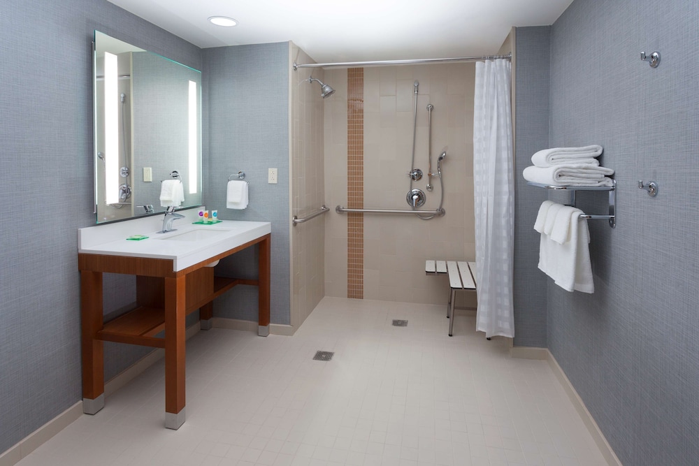 Hyatt Place Austin Downtown 66/67