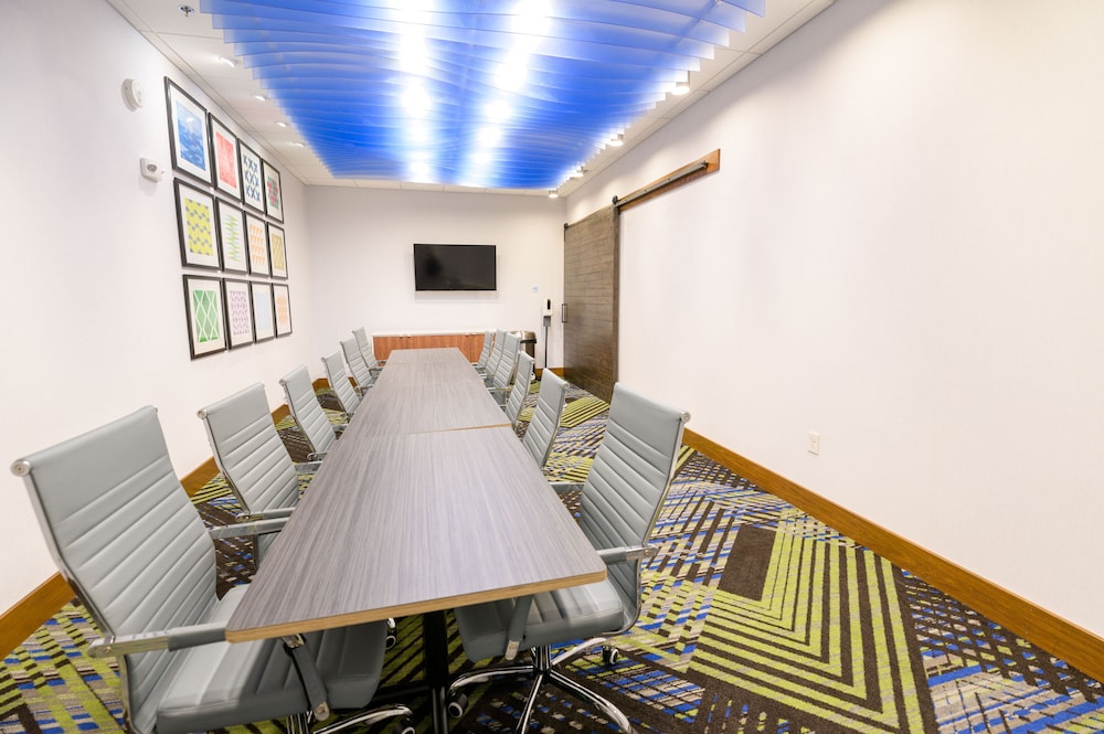 Holiday Inn Express And Suites Dayton East Beavercreek 42/46