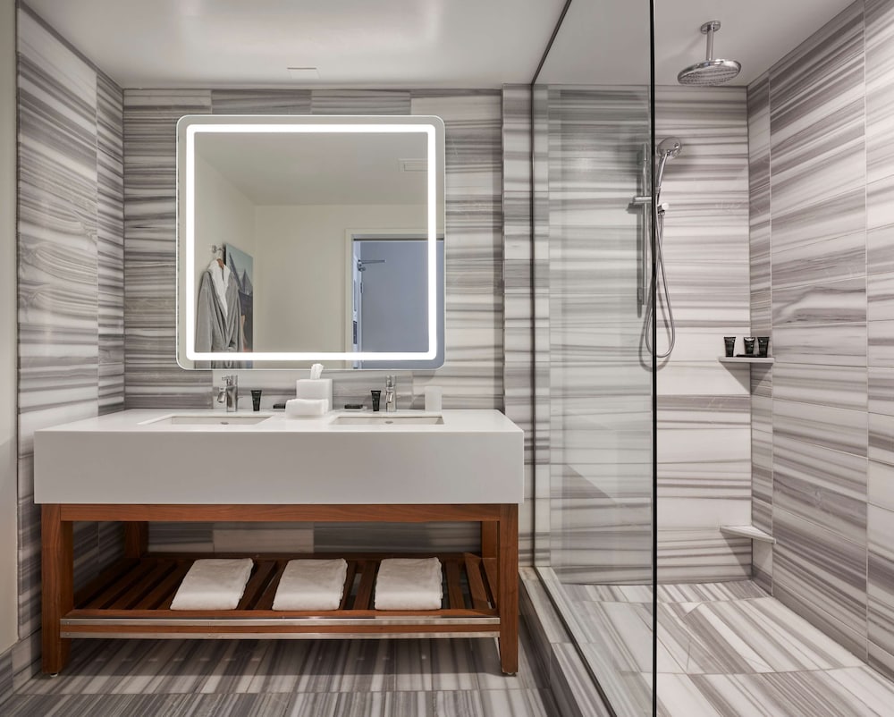Hyatt Centric the Pike Long Beach 16/59